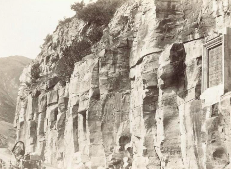 Tablica pamiątkowa u podnóża Zemomletskiego Zjazdu, fot. F. Gadajew, ok. 1890‑1900, domena publiczna