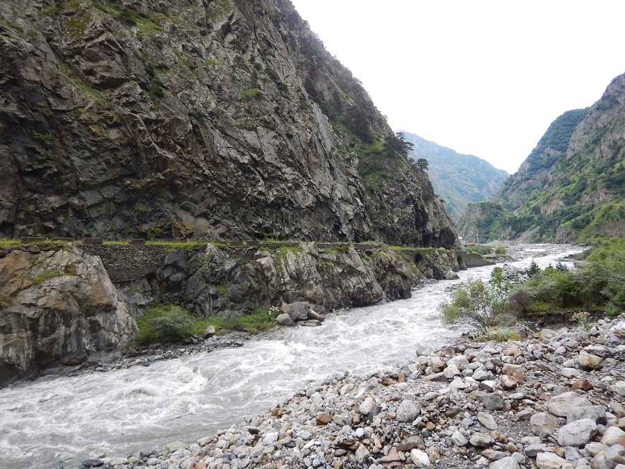 Rzeka Terek, Wąwóz Darialski w jego najwęższej części, po lewej skalne brzegi pasma Okhuri, u podstawy którego przebiega Gruzińska Droga Wojenna, domena publiczna