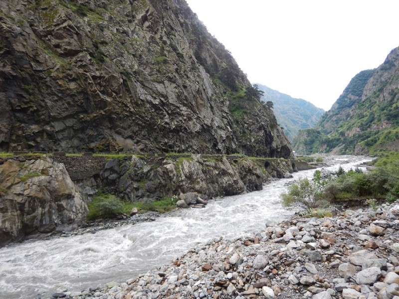 Rzeka Terek, Wąwóz Darialski w jego najwęższej części, po lewej skalne brzegi pasma Okhuri, u podstawy którego przebiega Gruzińska Droga Wojenna, domena publiczna- Instytut POLONIKA