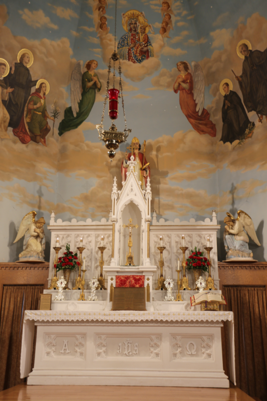 Ołtarz główny kościoła pw. św. Stanisława (St. Stanislaus Church), z tyłu widoczna jest figura patrona św. Stanisława, fot. Jan Skłodowski, 2023