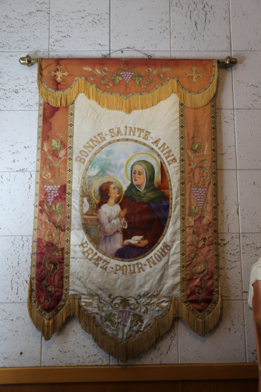 Chorągiew procesyjna z wizerunkiem św. Anny z licznymi zdobieniami