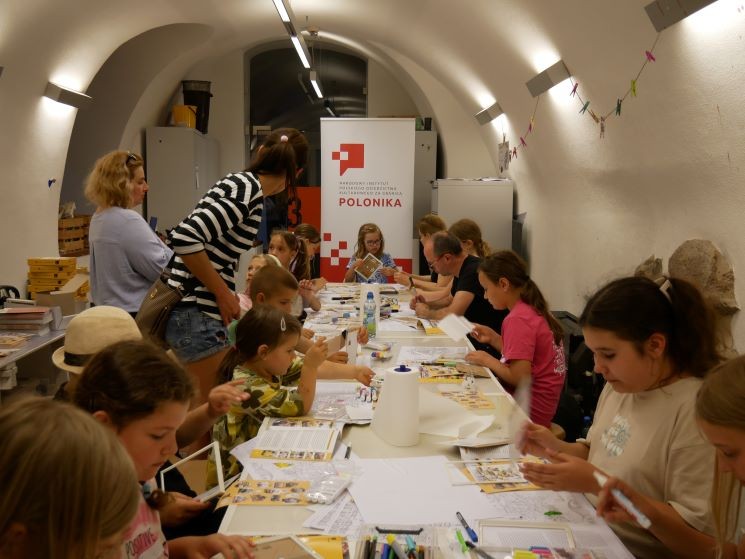 22 06 2024-warsztaty-dla-dzieci-w-ramach-wystawy-tytus-brzozowski-12-miast-25-